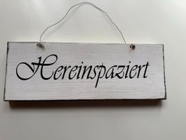 DEKO HOLZSCHILD "HEREINSPAZIERT"