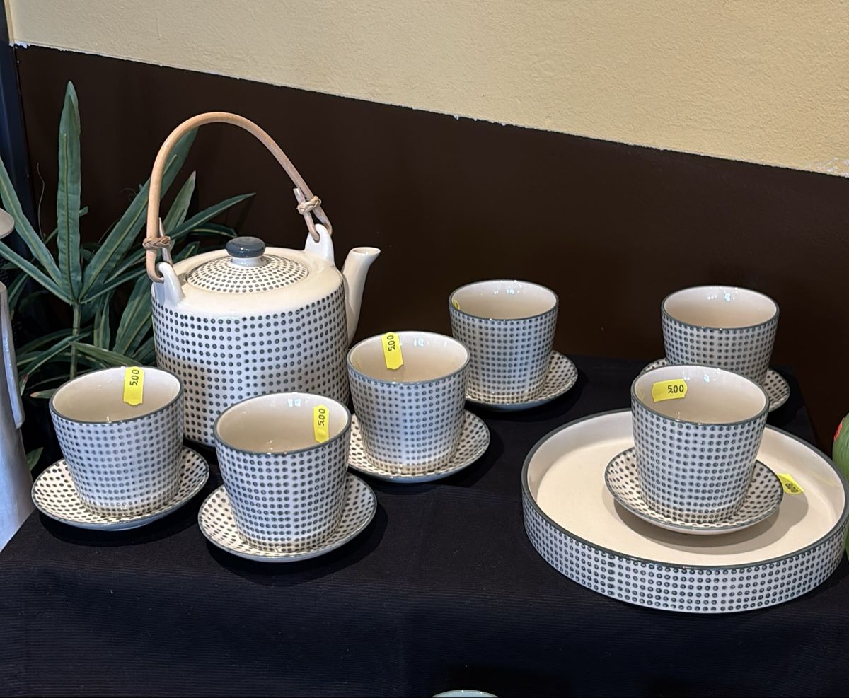 Geschirrsets: Tassen und Teekanne mit Untersetzer – Neu (gemäss Beschreibung) aus Wädenswil von joan_ZH