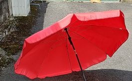 Parasol rouge, occasion, parfait pour l'été ☀️. Bon état!