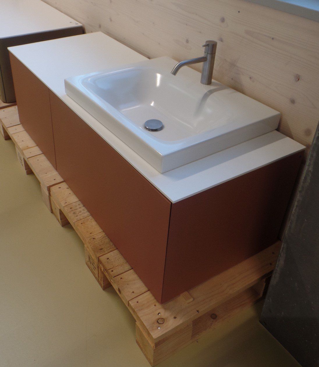Badezimmermöbel: Waschbecken mit terracottafarbenem Unterbau – Gebraucht aus Zug von Bauteile-Zug