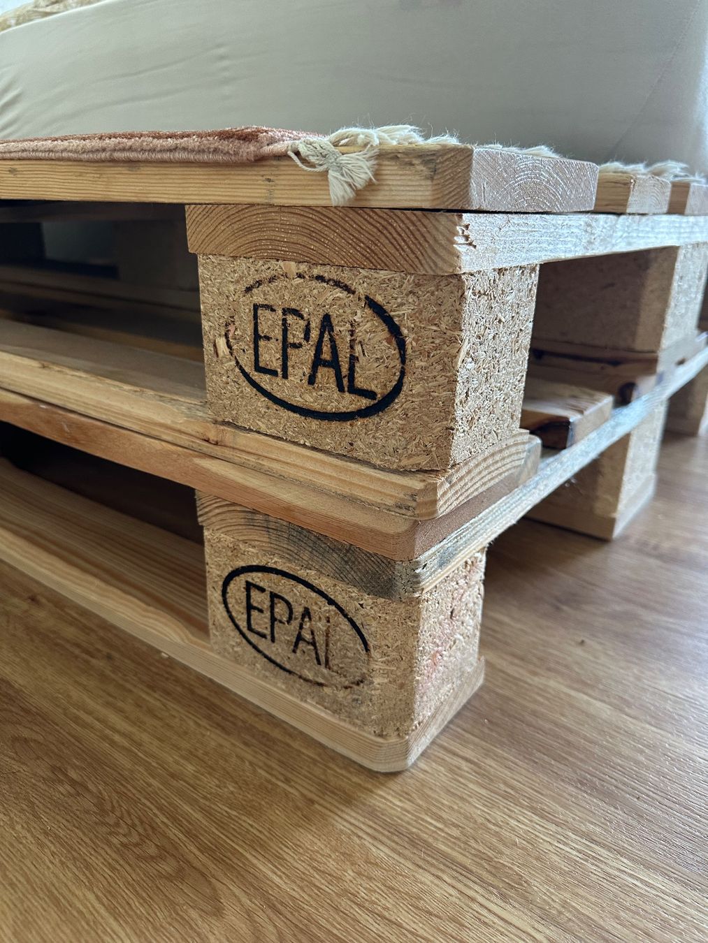 Pallets: 6 geschliffene & lackierte EU-Paletten – Nuovo (secondo la descrizione) da Regensdorf venduto da crln 1