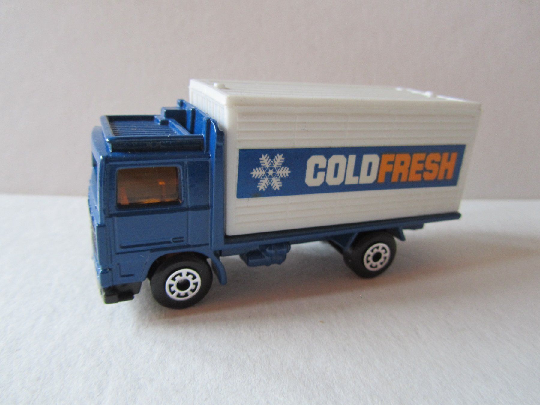 Matchbox Modellini d'auto: Volvo Container Truck, Matchbox Macau, unbespielt – Usato da Weiningen ZH venduto da dietsch57