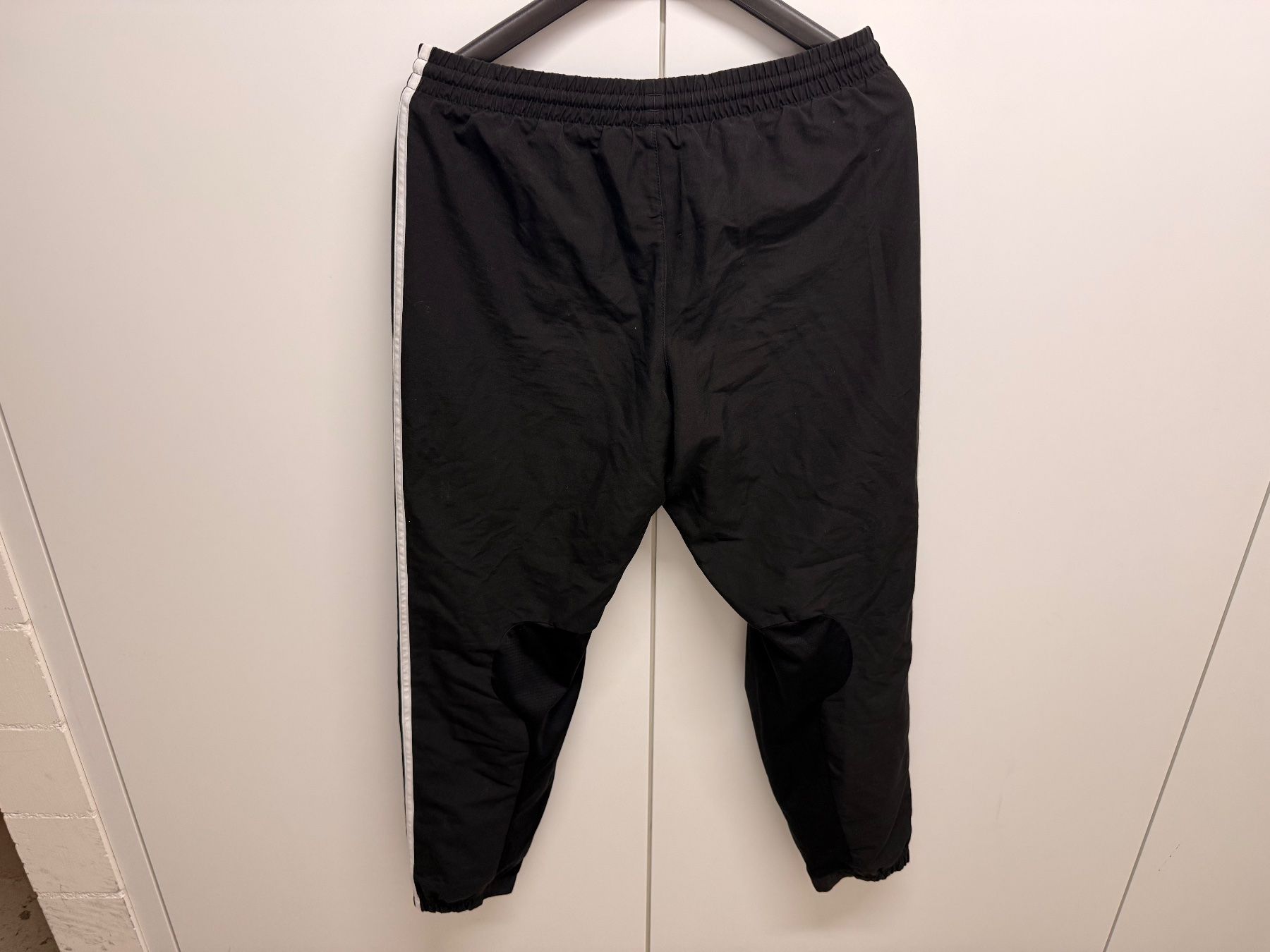 Adidas Pantaloni: Original Adidas Trainingshose schwarz – Usato da Zürich venduto da celai. 4