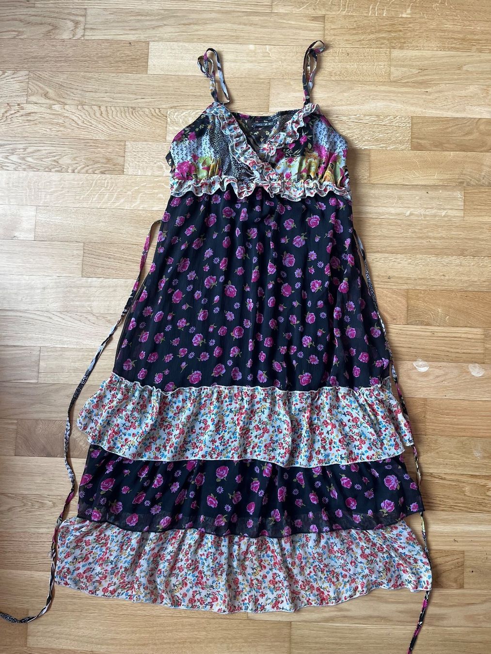 Kleider: Robe légère avec motifs de fleurs – Gebraucht aus La Tour-de-Trême von lol_85kj