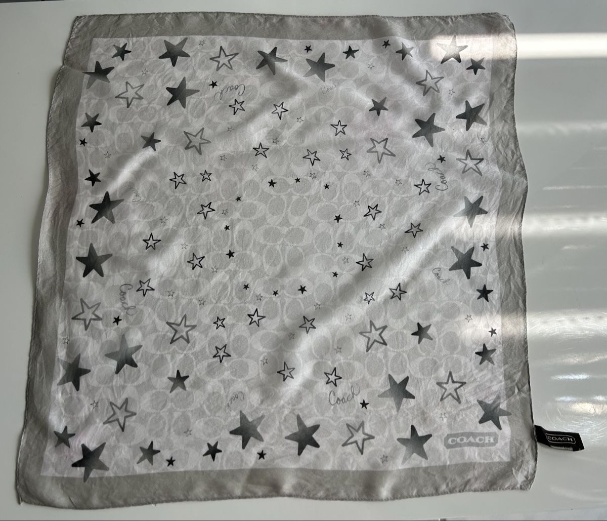 Coach Foulards, Tücher & Schals: Coach Scarf Grey Stars Logo Print Accessory – Neu (gemäss Beschreibung) aus Saland von ele_vc96