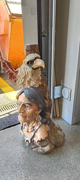 Sculture & Statue: Statue, Indien avec aigle en résine – Usato da Clarens venduto da Lapinrouge 1