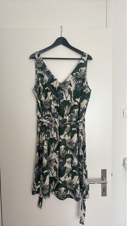 Kleid Blumenmuster Grösse 46 nie getragen 