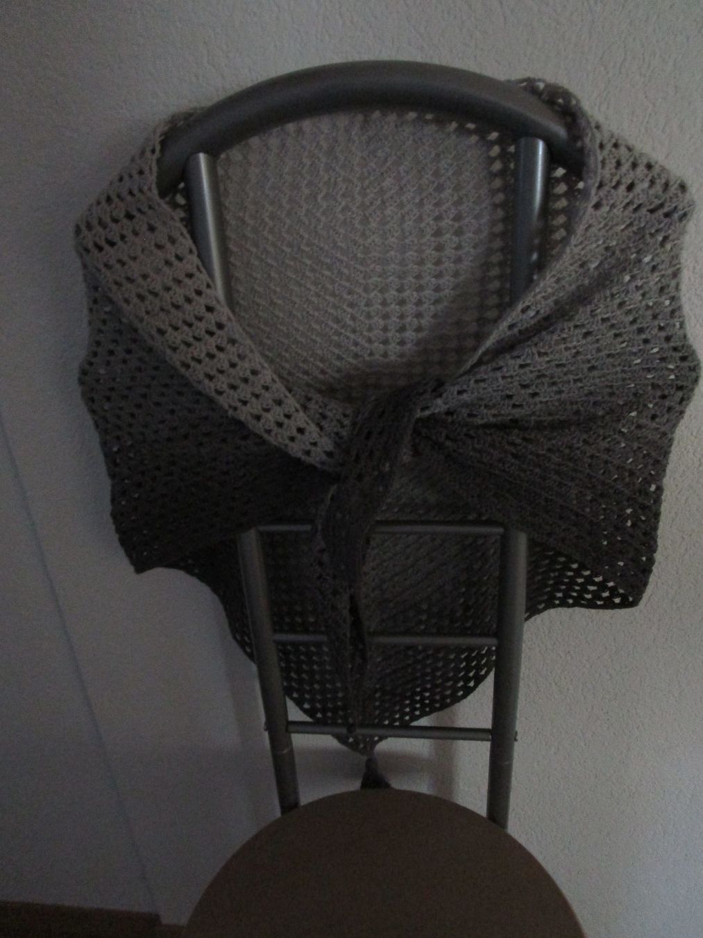 Foulard & Sciarpe: Handarbeit, Dreiecktuch, gehäkelt, grau – Nuovo (secondo la descrizione) da Ursenbach venduto da Trasse