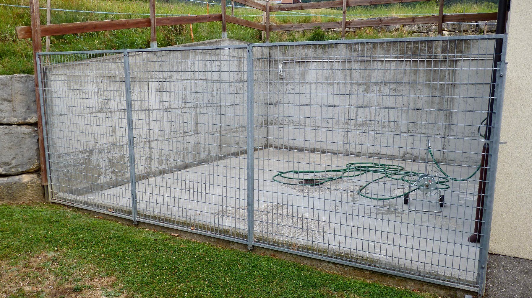 Gabbie, trasporto & Sicurezza: Eléments de chenil avec portail /Hundegitter Elemente +Türe – Usato da Sorens venduto da raffiot 1
