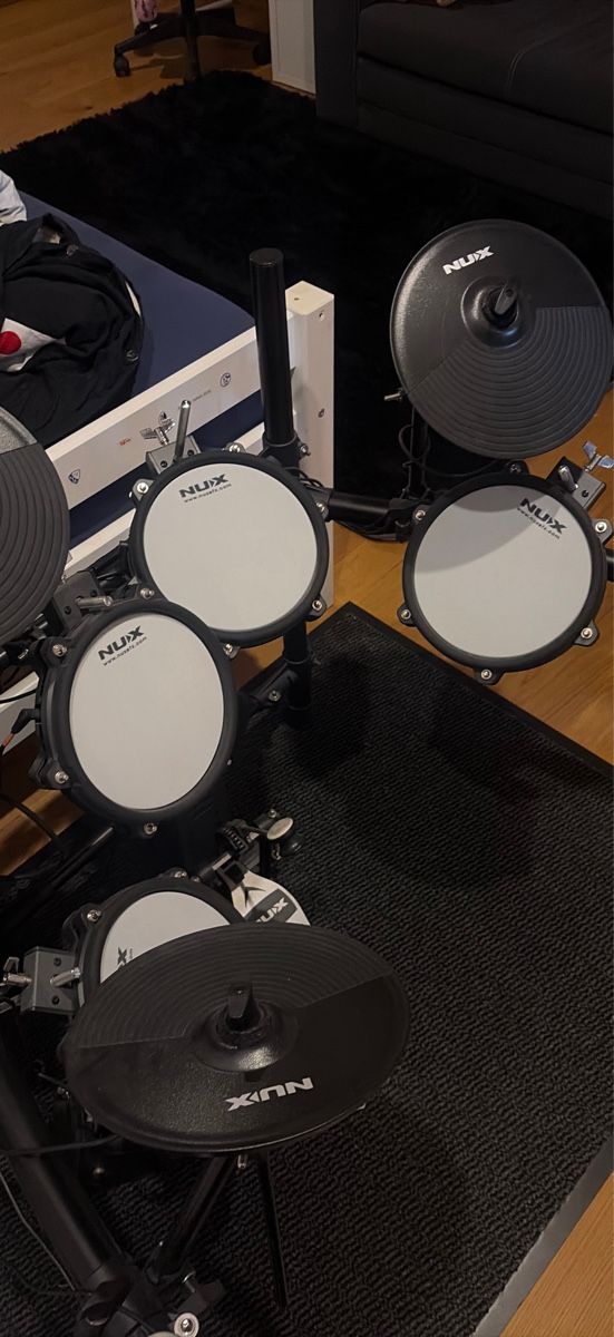 Instruments de musique: Schlagzeug – D'occasion à Uebeschi par lee-elle