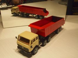 Mercedes 2232 Kipplaster beige-rot - Siku