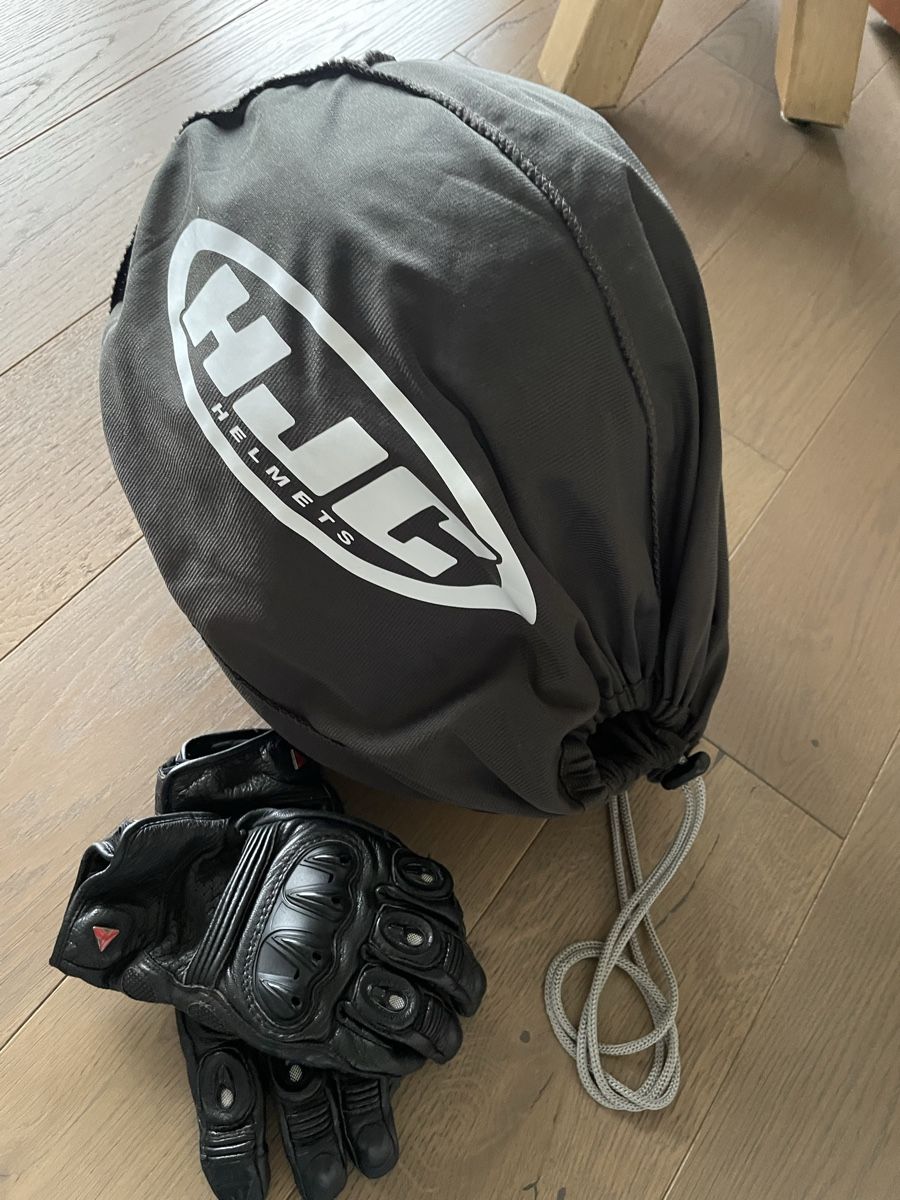 HJC Caschi & visiere: HJC Motorradhelm mit Triumph Handschuhe, Schwarz – Usato da Zürich venduto da jwiet 5
