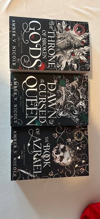 Libri: Trilogie von Amber V. Nicole God&Monsters – Nuovo (secondo la descrizione) da Horw venduto da mic_lf6k 1