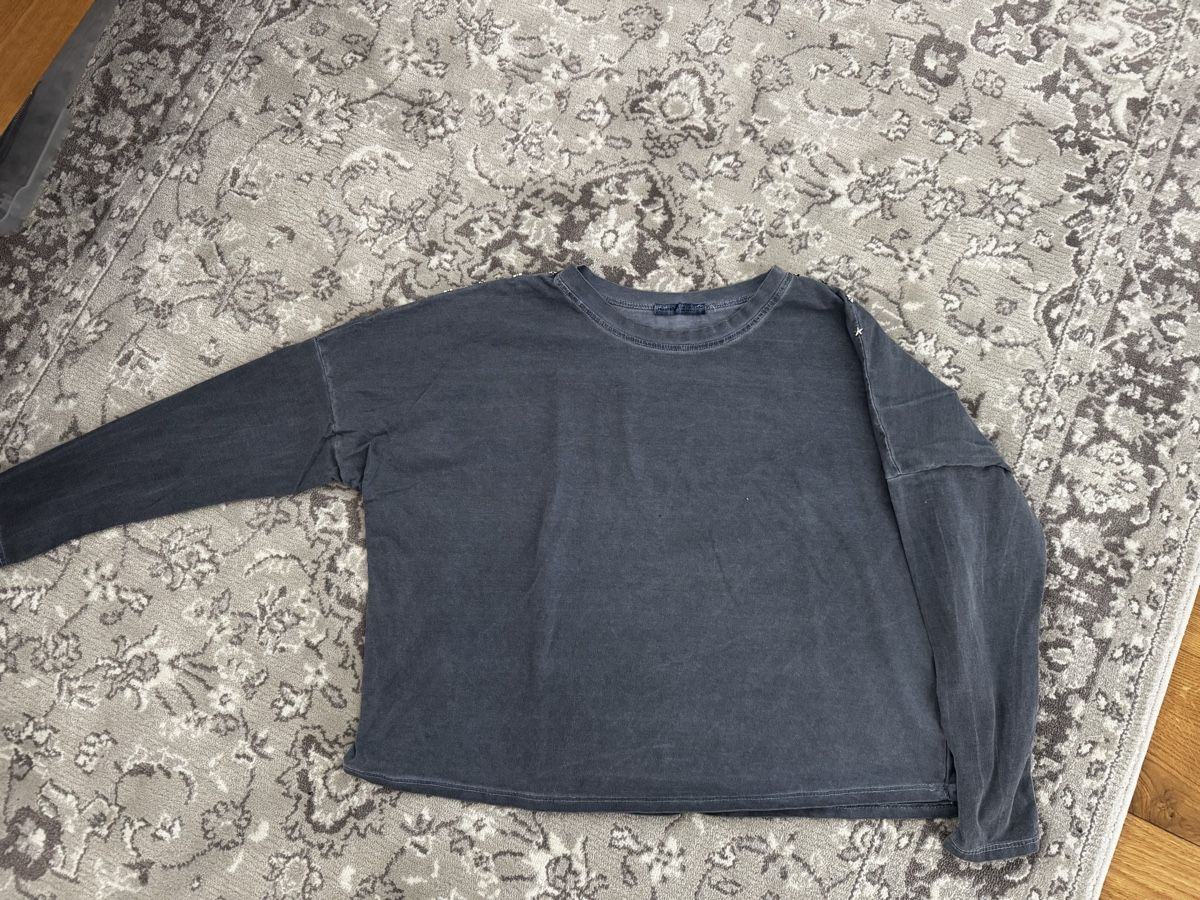 T-shirt: Tshirt mit Sternen Studs – Usato da Schaan venduto da kri_tsw8