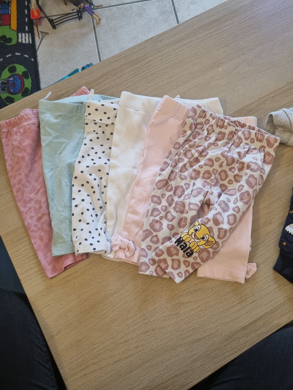 Pantaloni: 6 Leggings Mädchen Grösse 62 – Usato da Kienberg venduto da c.barelds