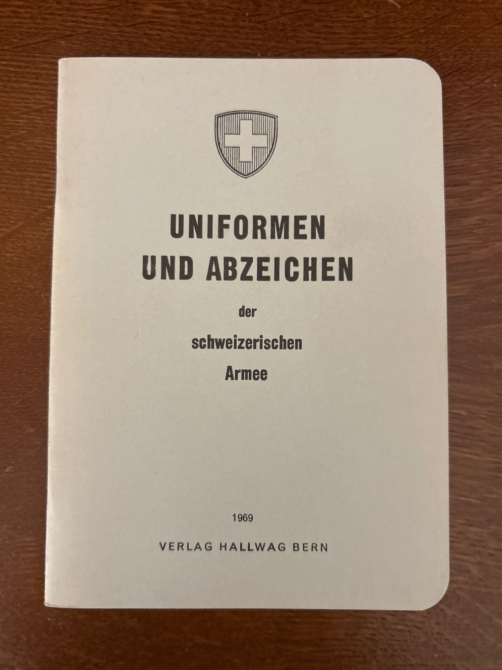 Schweizer Armee Uniformen: Reglement Uniformen Abzeichen Schweizer Armee 1969 – Gebraucht aus Hausen am Albis von MACV62