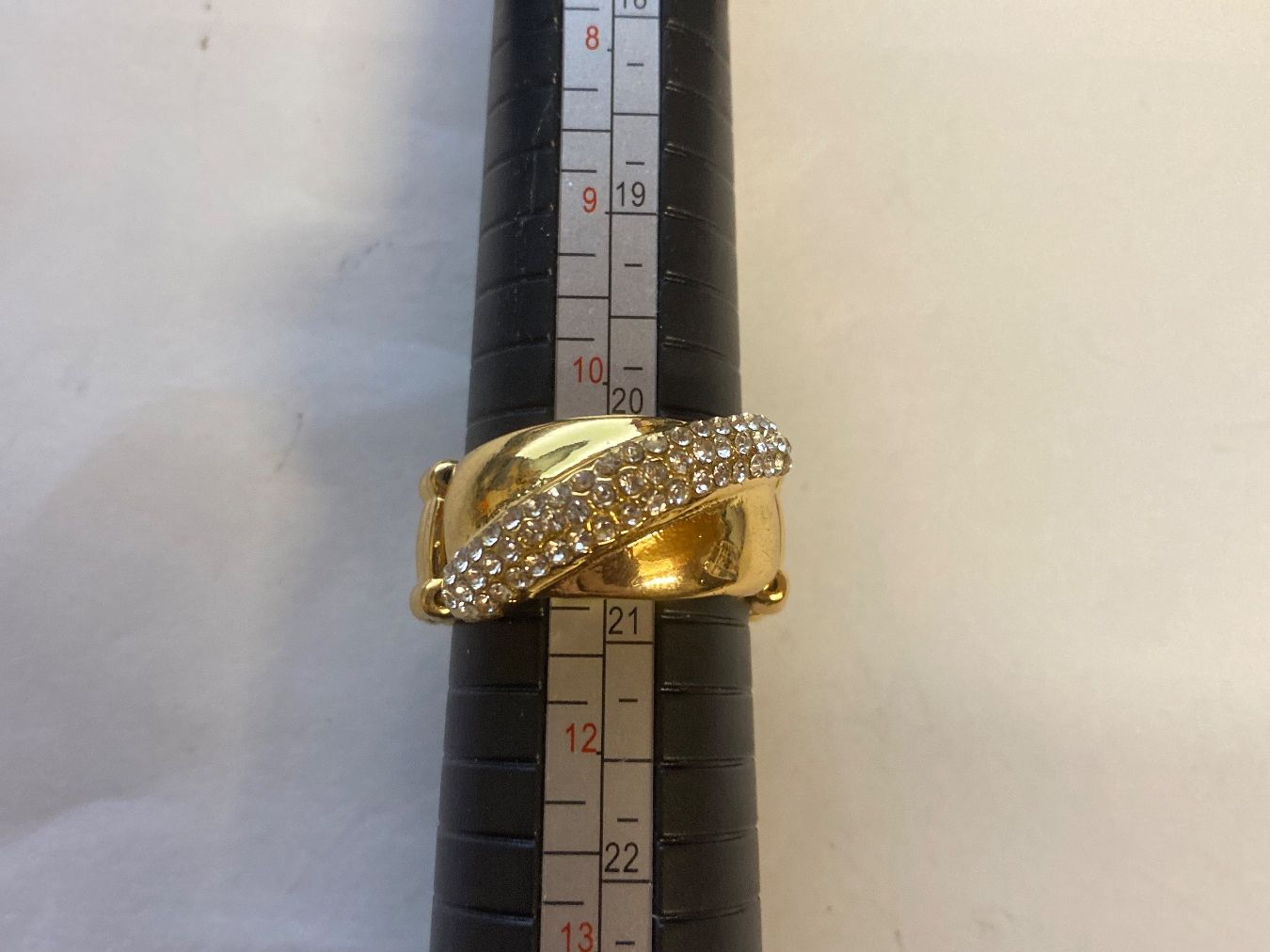 Anelli: Bague dorée avec strass - chic et élégante - – Usato da Le Brassus venduto da cinema13