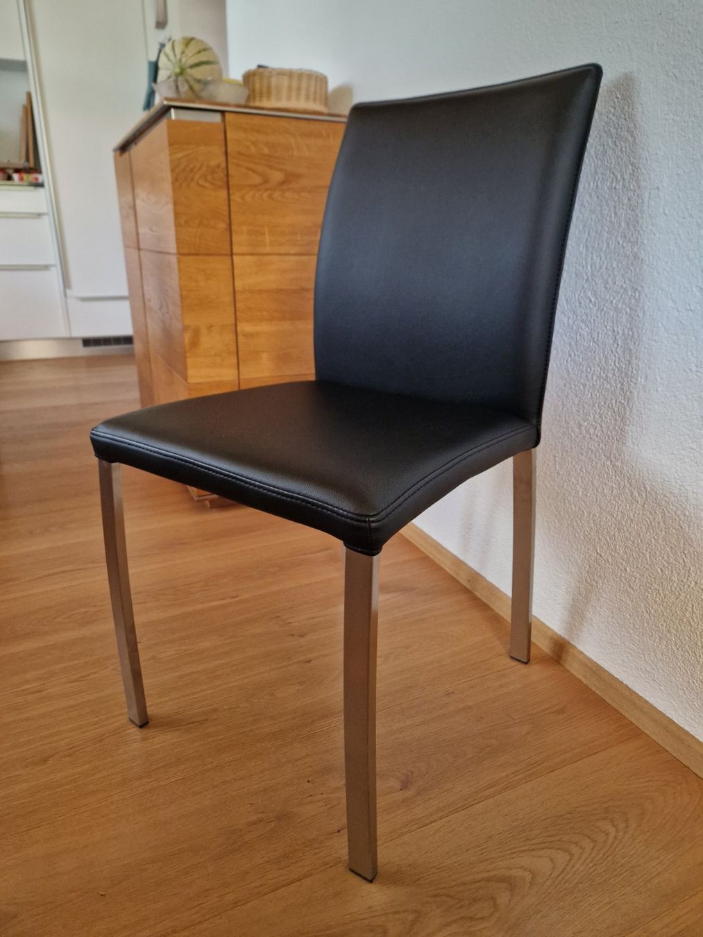 Sedie: Schwarze Stühle, Top-Zustand, 6er-Set – Usato da Lichtensteig venduto da jonael 1