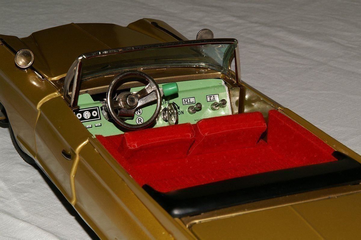 Cadillac Modellautos: Bandai Blechauto Golden Cadillac – Gebraucht aus Hinwil von liliane2011 1