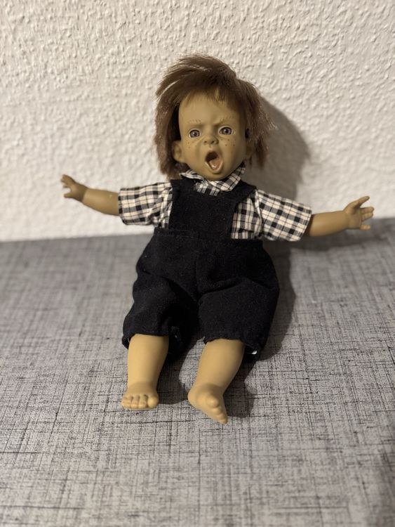Süsse Sammlerpuppe mit Latzhose sucht neues Zuhause 1