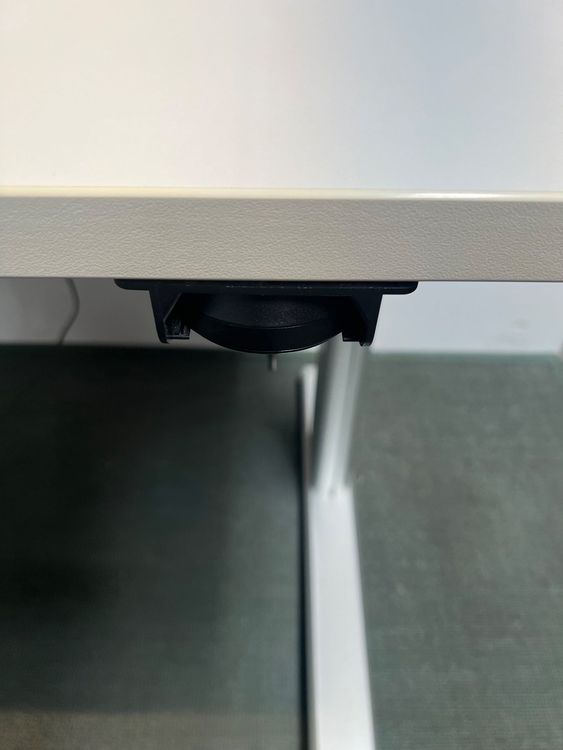 Scrivanie: Sitz-/Stehtisch elektrisch höhenverstellbar aus Liquidation – Usato da Wangen an der Aare venduto da TBYN 7