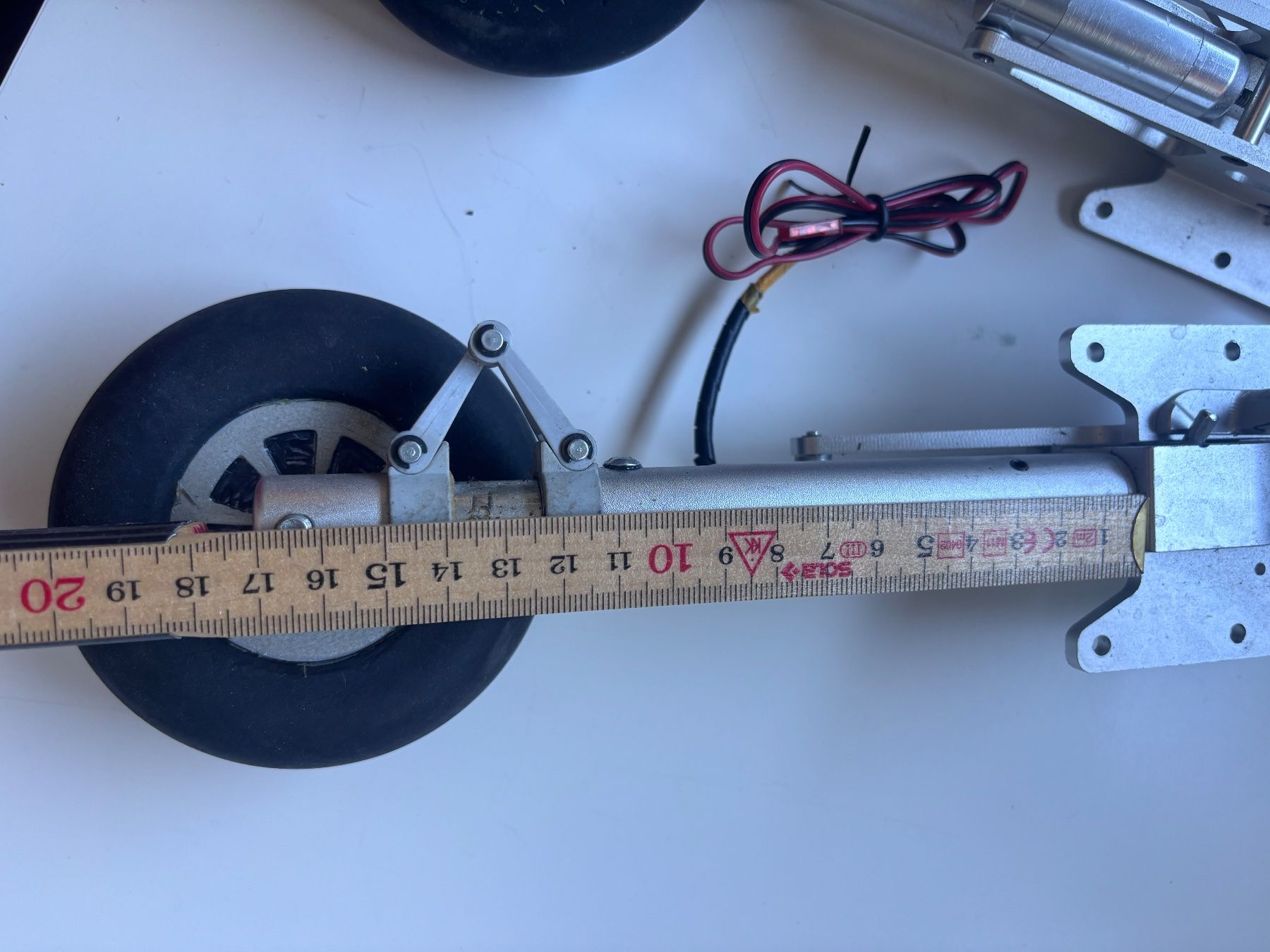 RC Modellbau: Train d’atterrissage 90° électrique et roulette de queue – Gebraucht aus Genève von Sabgoblin 2
