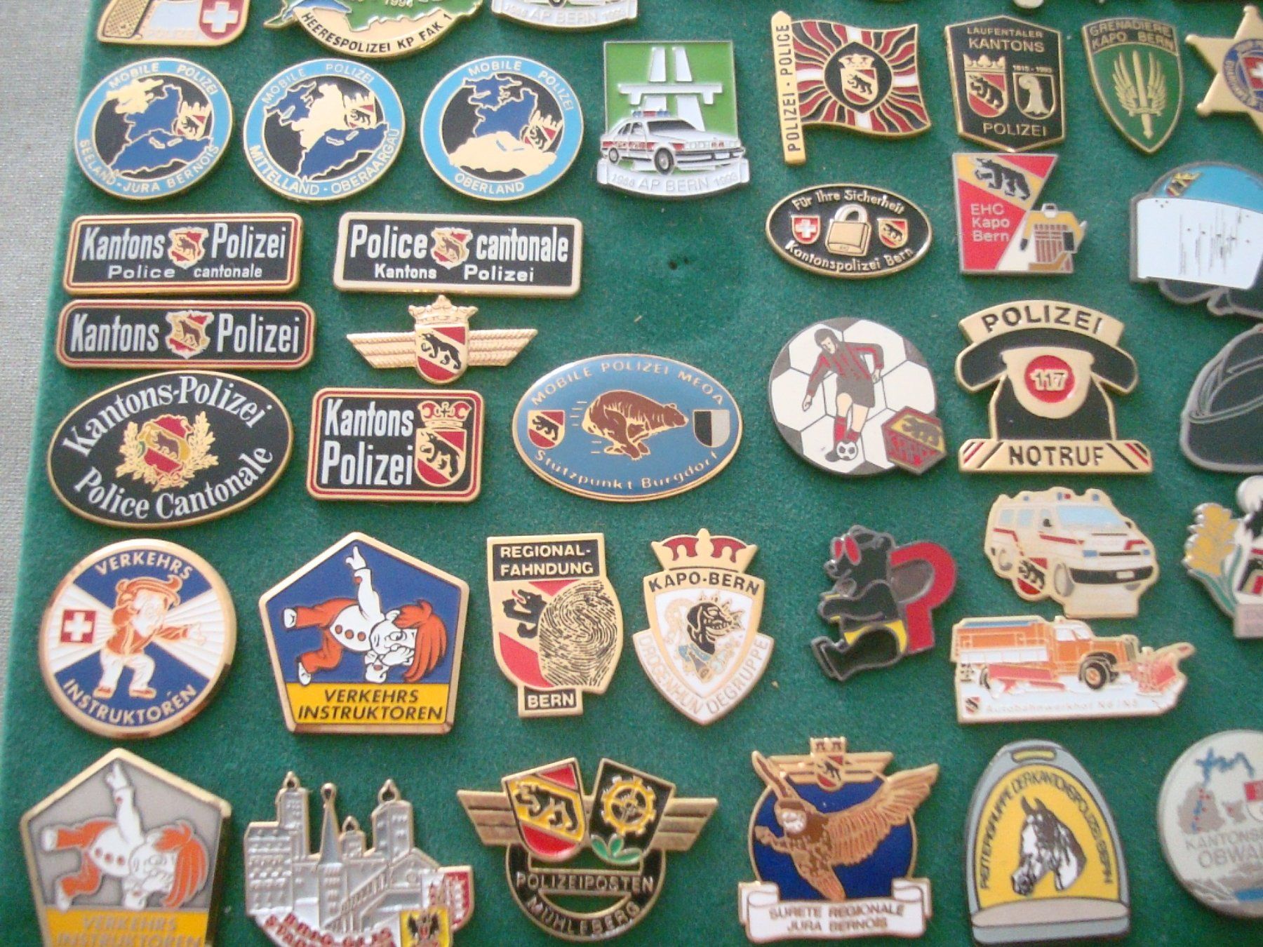 Placchette & Badge: 130 Pin - Schweizer Polizei - Ohne Verschluss – Usato da Neuenegg venduto da flohcante 2