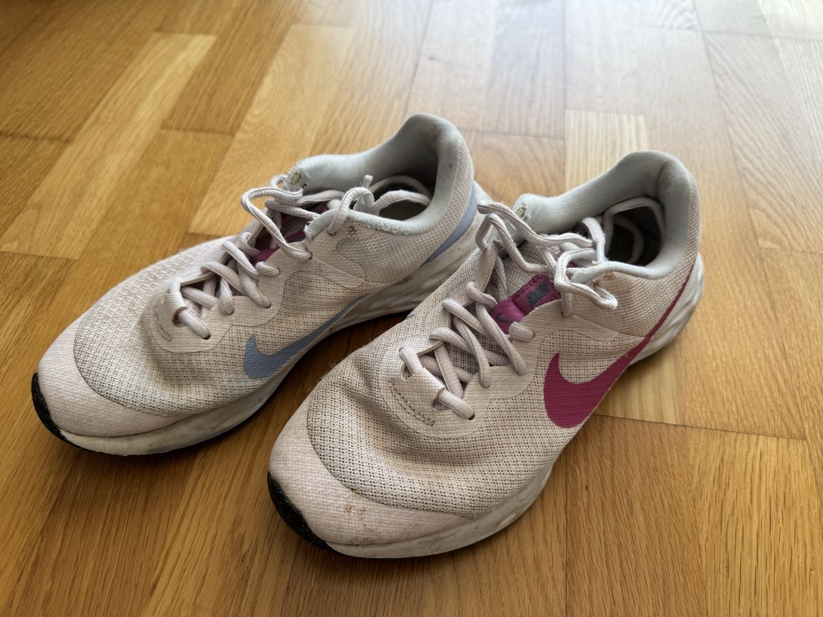 Nike Scarpe per ragazze: Nike Laufschuhe Gr. 36 – Usato da Ostermundigen venduto da Clood 1
