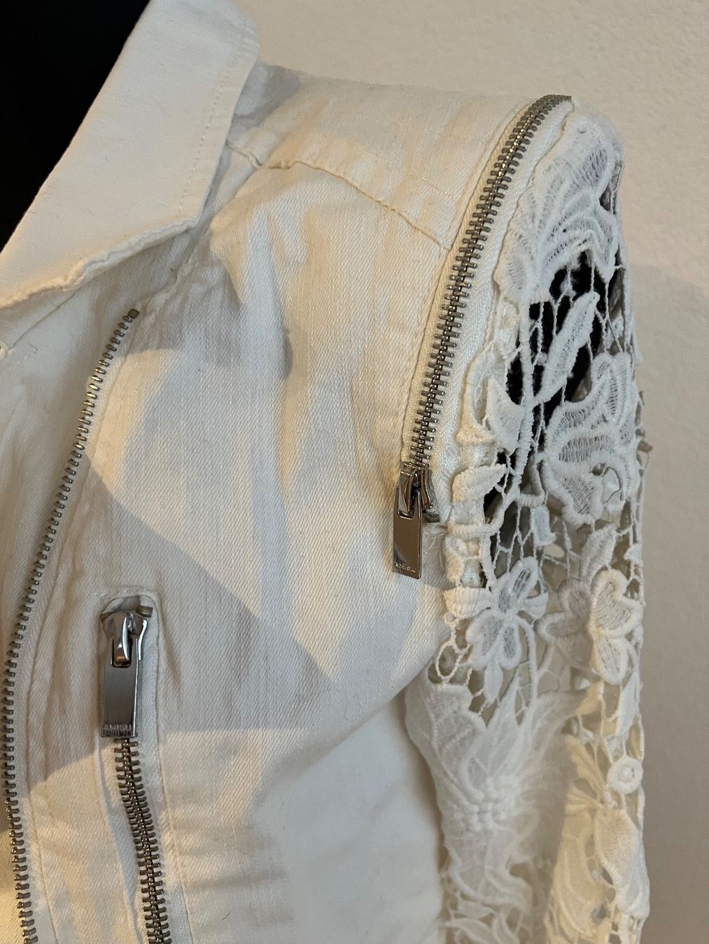 Giacche: Jeansjacke mit Spitzenärmel – Nuovo e nell'imballaggio originale da Niederuzwil venduto da viv_8zxc 3