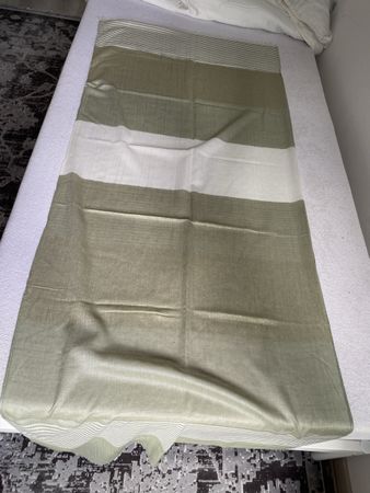 Écharpe douce printemps-été, tons dorés et blanc rayé