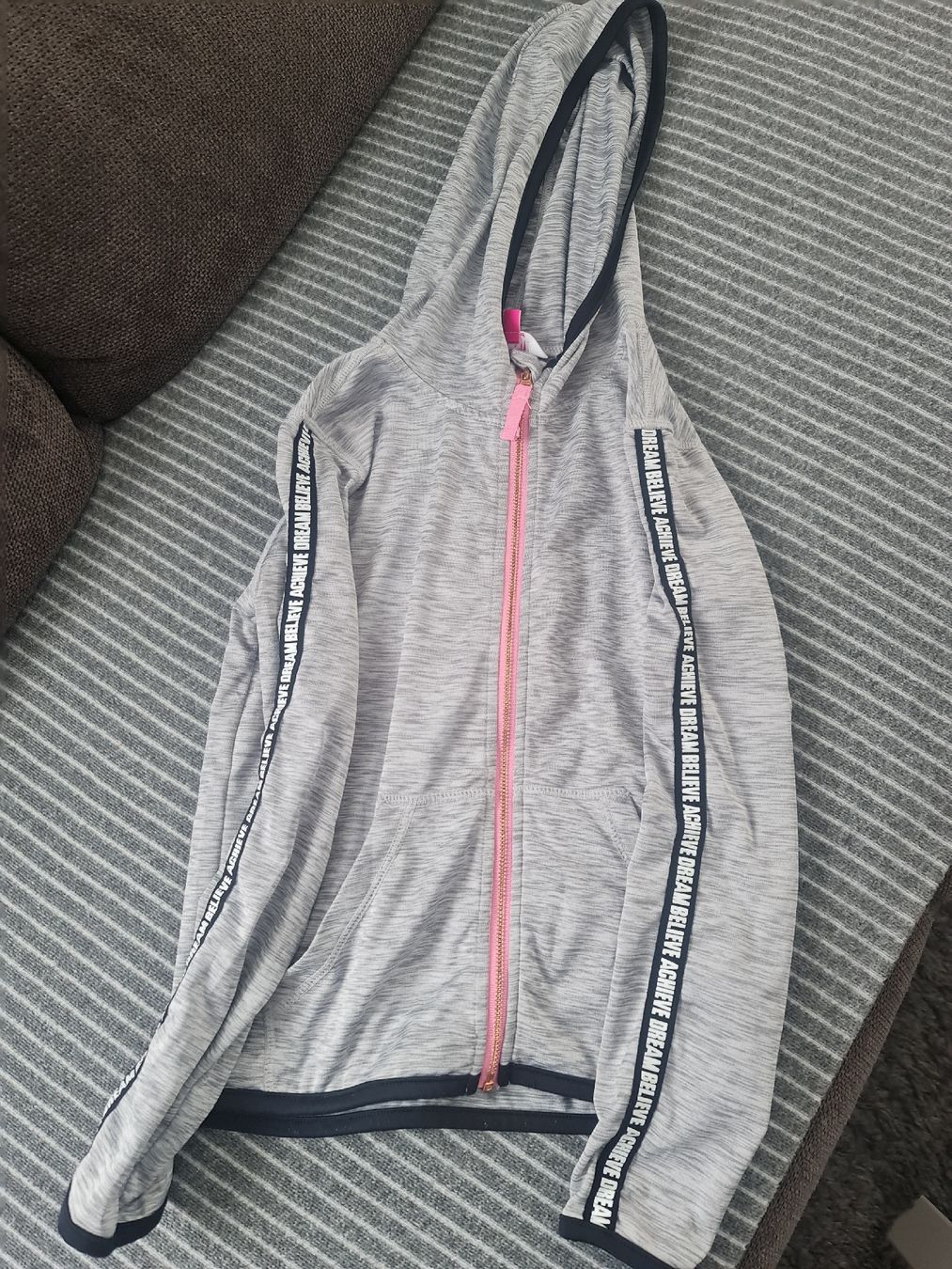 Maglioni & Felpe: Mädchen Sommer Sweatshirt 122 – Usato da Ehrendingen venduto da Ince2016