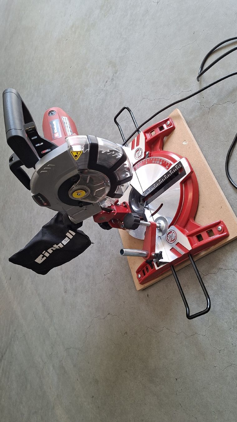 Einhell Seghe: Einhell TC-MS 2112 Kapp- und Gehrungssäge – Usato da Wichtrach venduto da AirReto 1