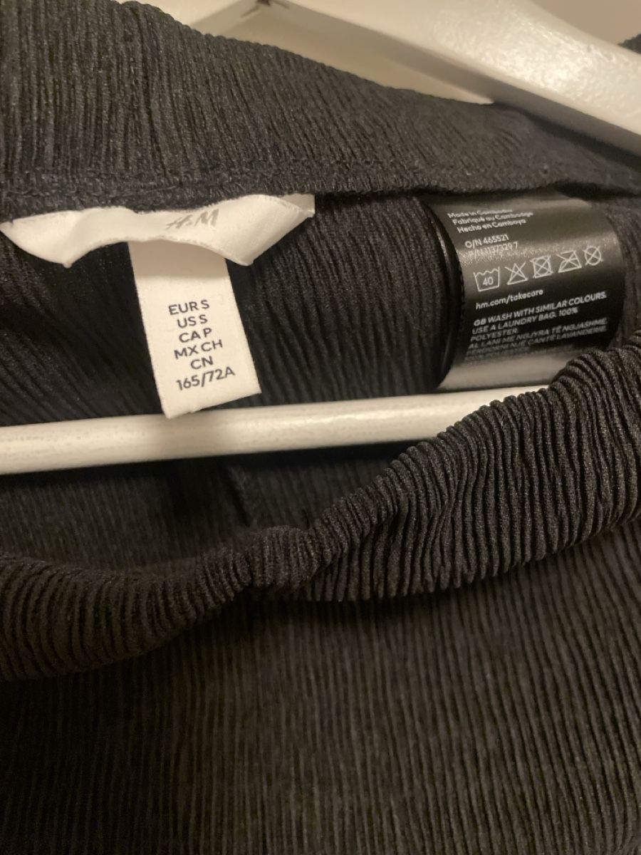 H&M Hosen: schwarze Stoffhose mit Struktur – Gebraucht aus Zürich von joa_7xds 1