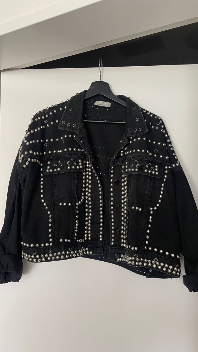 Giacche: Jeansjacke mit Nieten onesize – Nuovo (secondo la descrizione) da Hinwil venduto da dire07