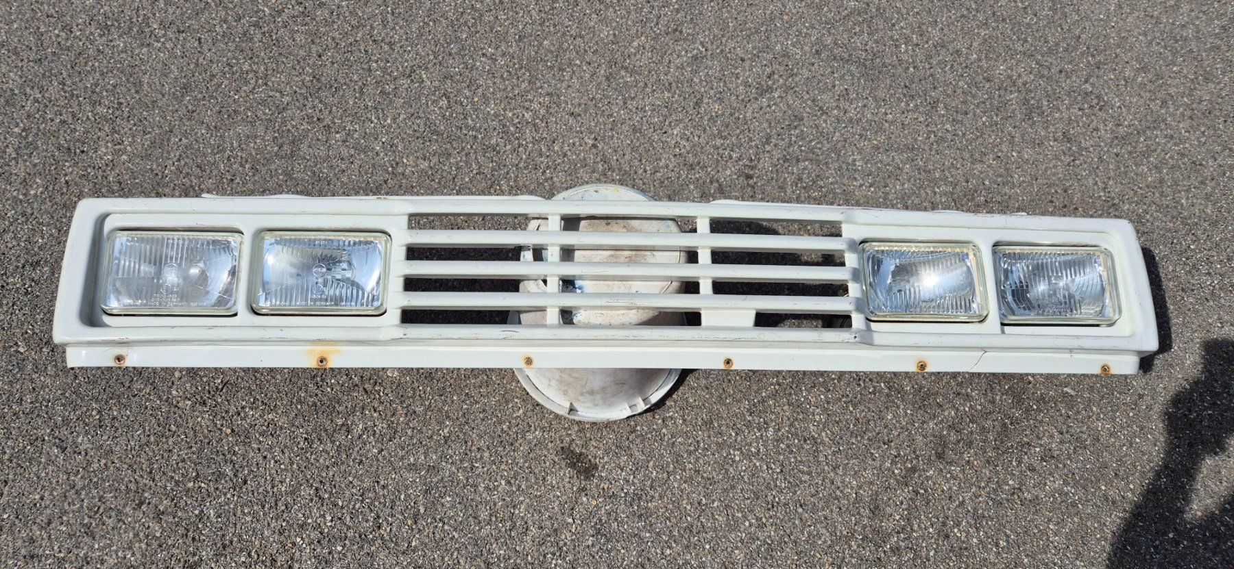 VW Tutti pezzi di ricambio auto: Golf 1 Lampengrill, Tayfun 3251 LWR – Usato da Riggisberg venduto da Mahali04 1