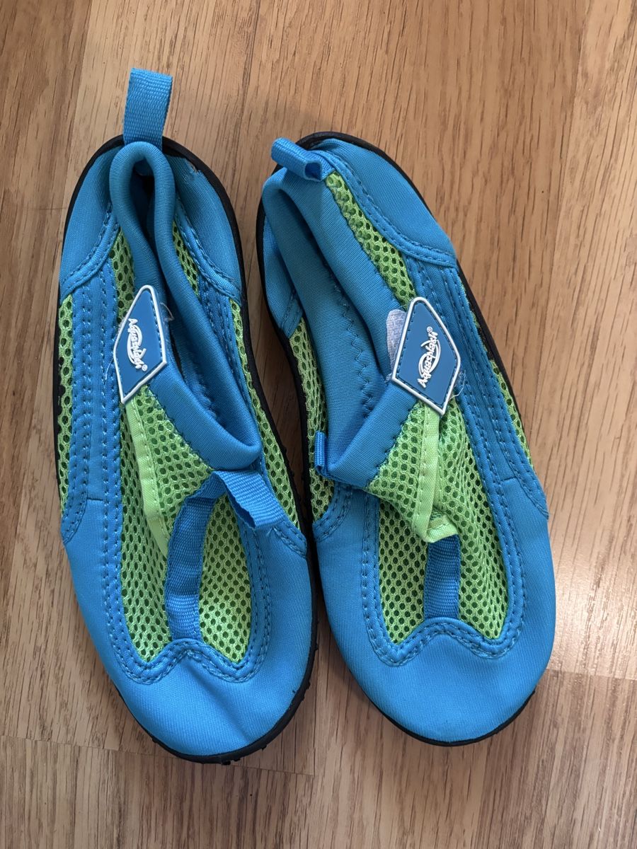 Schuhe für Jungen: Aquasplash Badeschuhe Grösse 33 – Gebraucht aus Thun von vamebi