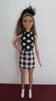 Schöne Barbie Puppe mit modischer Kleidung