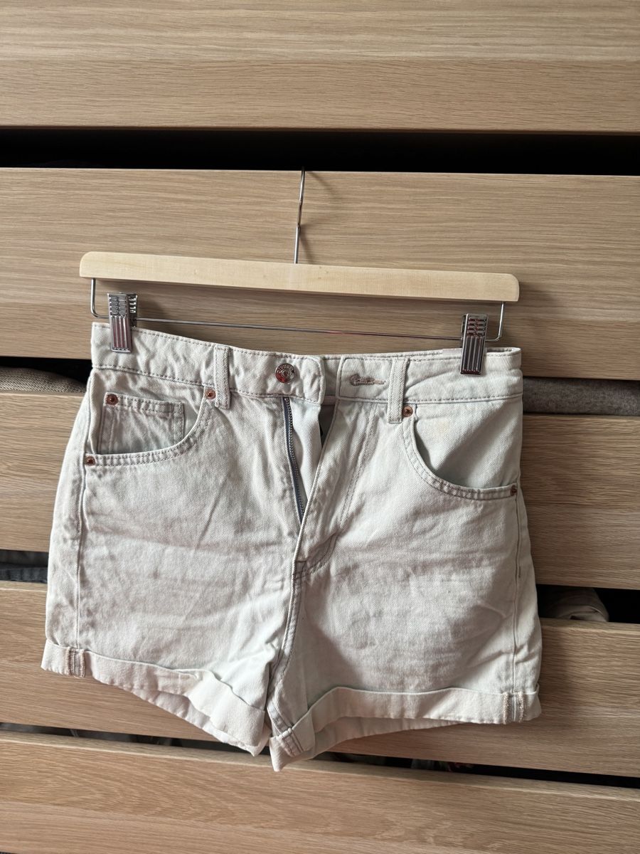 H&M Pantaloni: H&M light blue shorts 34 – Usato da Zürich venduto da Lovelyperfumes