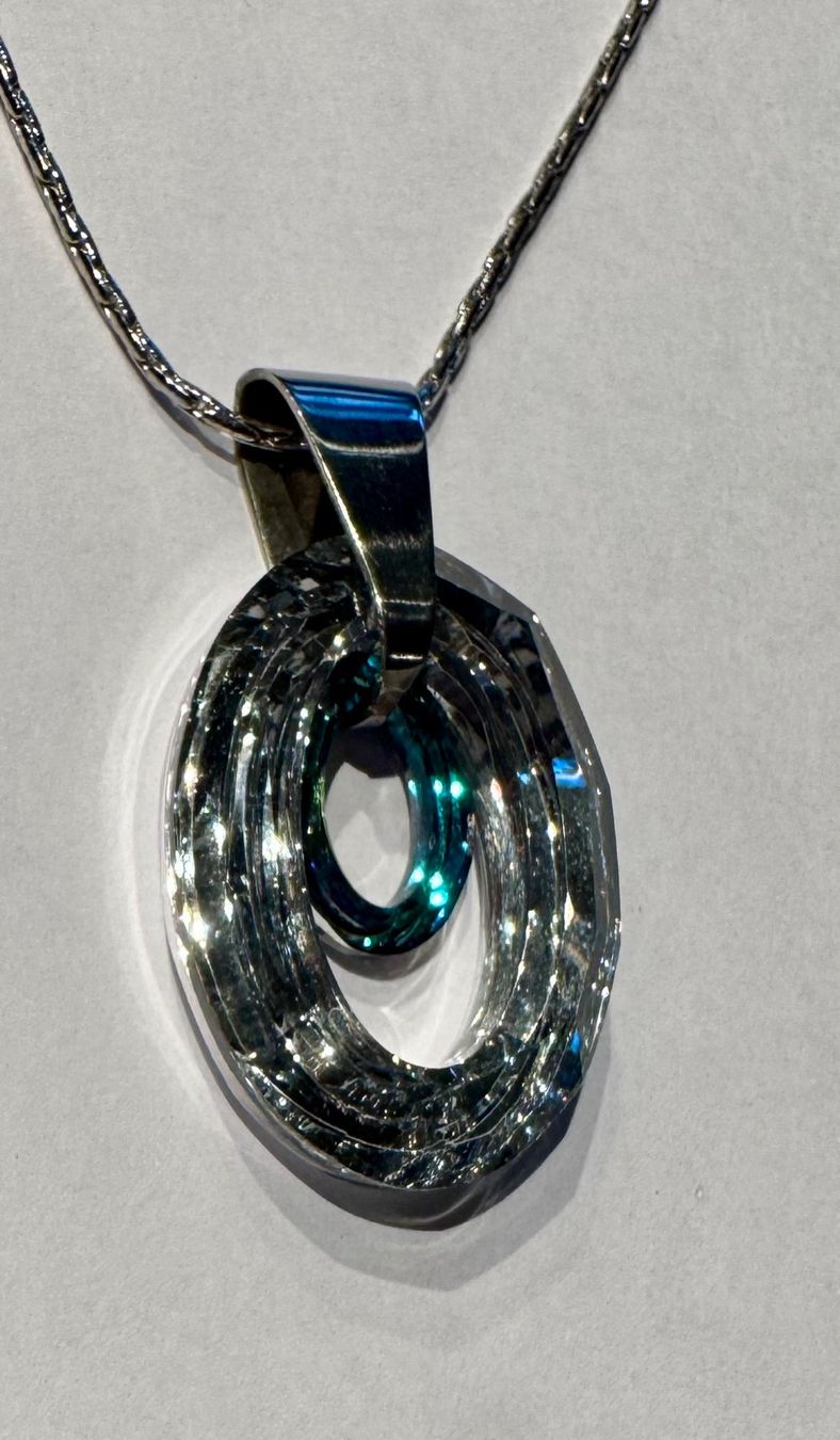 Catenine: Kette mit Anhänger, facettierte Ringe, blau – Usato da Balgach venduto da Pumuckl03