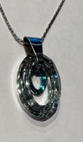 Kette mit Anhänger, facettierte Ringe, blau