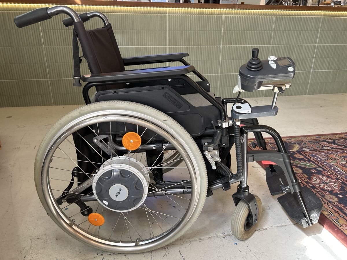 Chaises roulantes: Rollstuhl DIETZ e-fix E25 – D'occasion à Zürich par BashasBrockenhaus 1