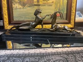 Wunderschöne Bronzefigur, Frau und eine Gazelle (Aktion)