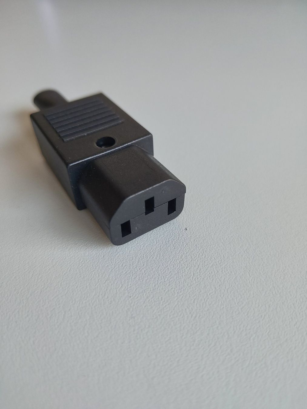 Componenti elettronici: Gerätestecker C13 10A 250V schwarz – Usato da Emmenbrücke venduto da BlSi 1