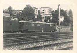 Schweiz Bahnhof mit elektrischer Lokomotive foto 9 x 6
