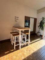 Stehtisch mit 4 Hockern Holz und weiss guter Zustand