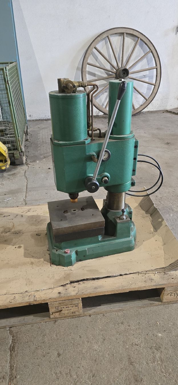 Tutte le macchine: Pneumatische Presse – Usato da Weiningen ZH venduto da ped_fbx2