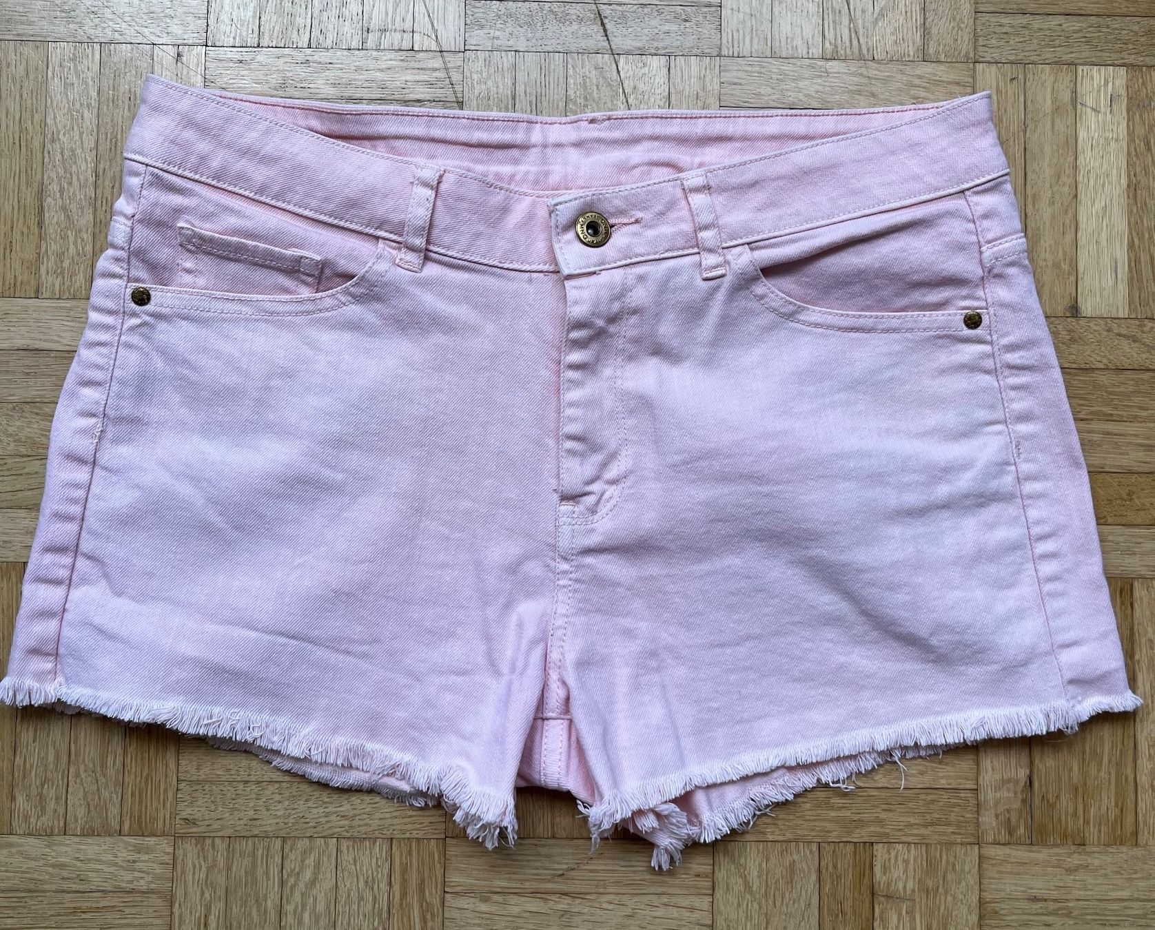 Mango Pantaloni: new mango shorts size M – Nuovo (secondo la descrizione) da Chêne-Bougeries venduto da Seetooyoo
