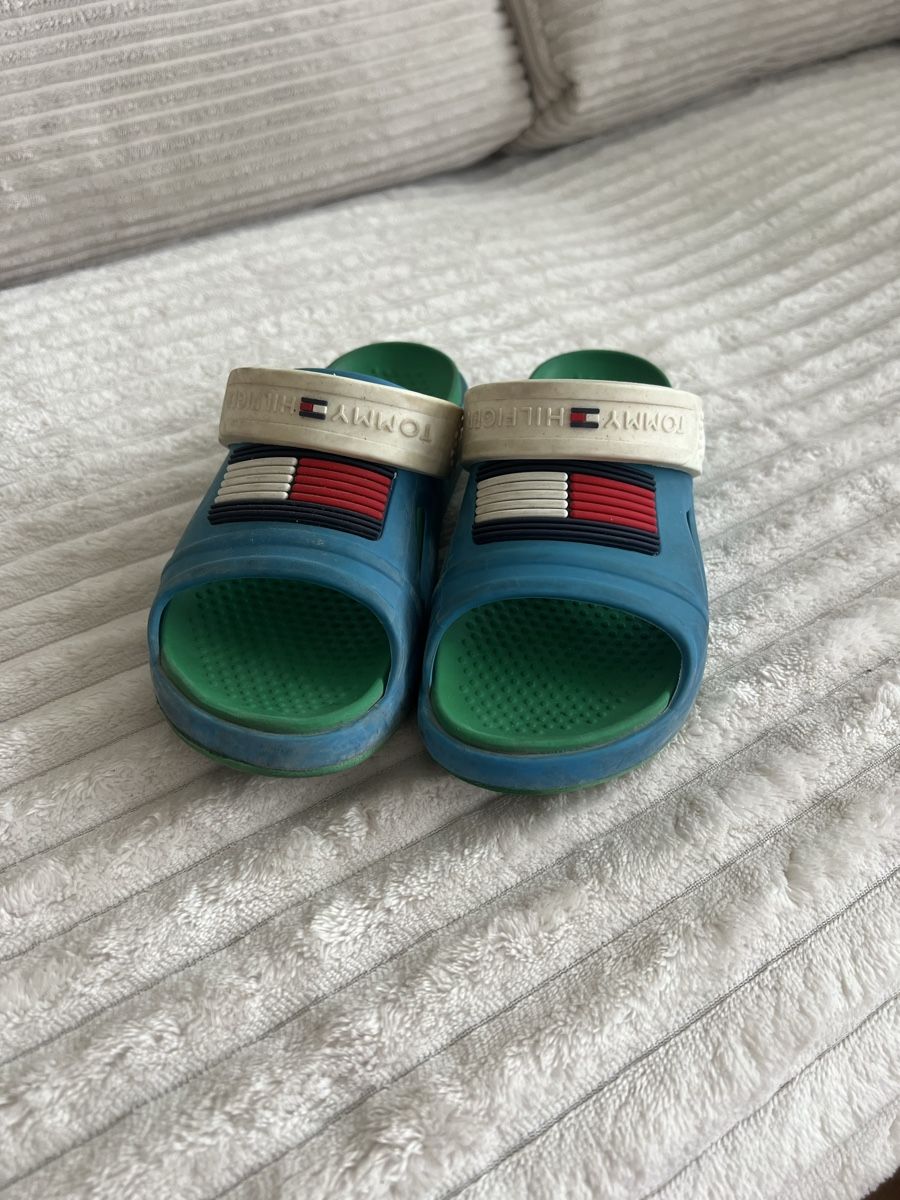 Tommy Hilfiger Scarpe per ragazzi: TOMMY HILFIGER SCHLAPPEN GR 30 – Usato da Basel venduto da theo-g77 1