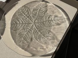Kosta Boda Party Glas-Set: 5 Servierplatten / Teller (33cm)