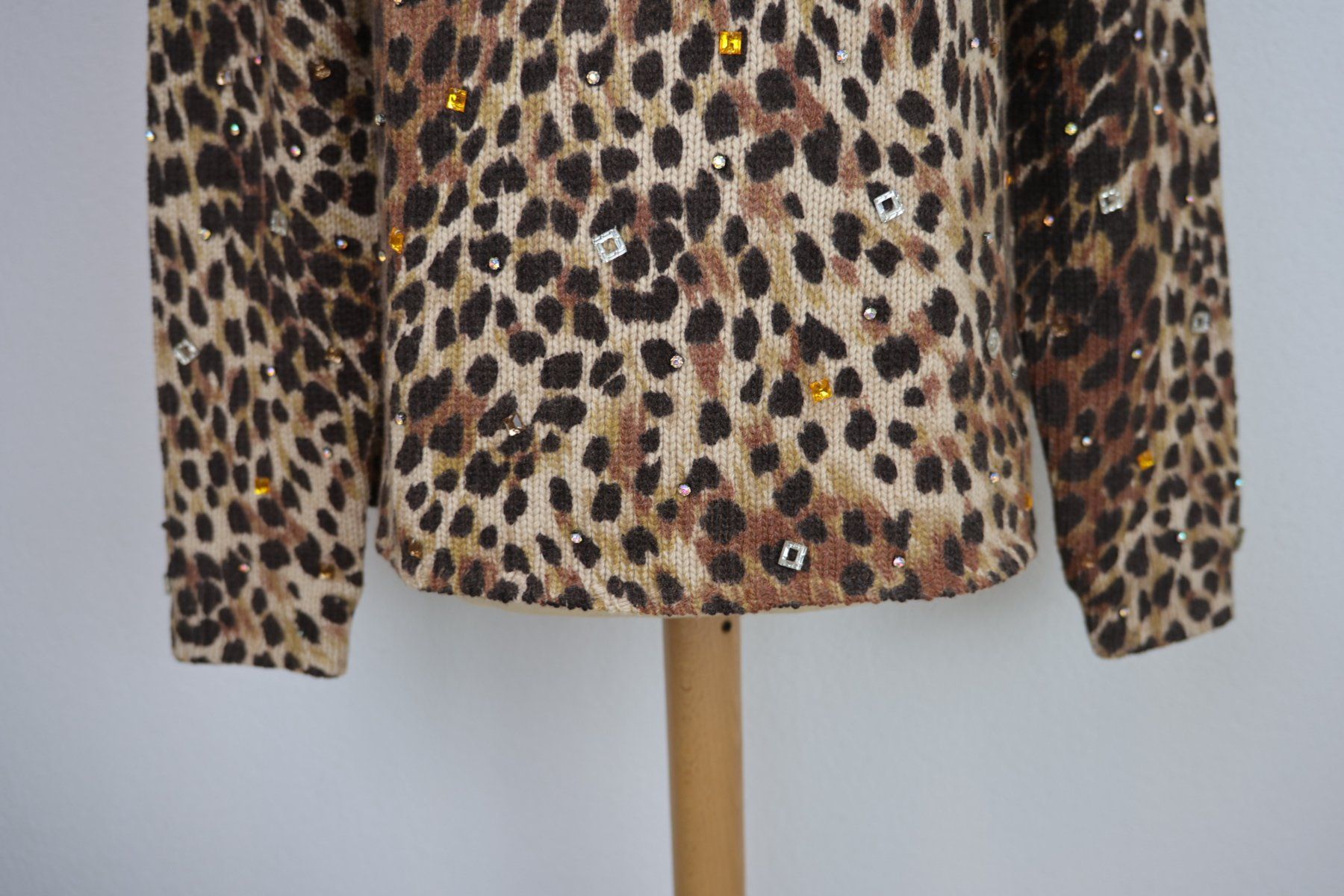 Bogner Maglioni & Felpe: Bogner Leoparden Muster Pullover mit funkelnde Zier-Steine – Usato da Emmenbrücke venduto da luzern178 3
